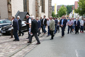 Fronleichnamsprozession durch die Straßen von Naumburg (Foto: Karl-Franz Thiede)